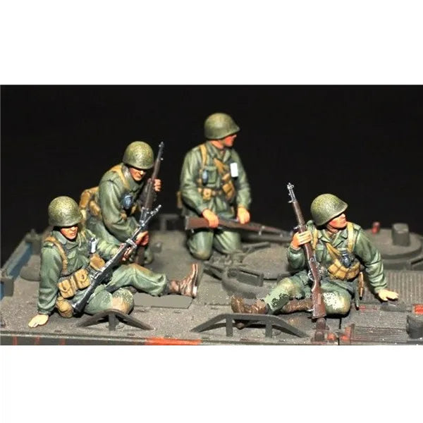 1/35 WWII German Infantry Advancing with Rifles, 5 Figures, Resin Model Figure Kit, Unassembled and Unpainted