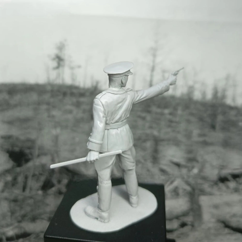 1/35 WWI British Officer Directing Troops, Resin Model Figure Kit, Unassembled and Unpainted