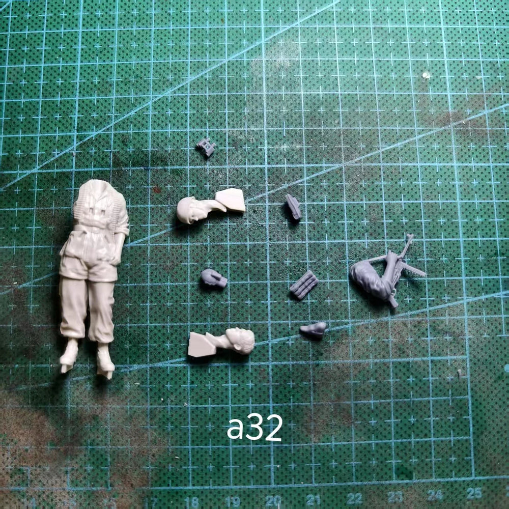 1/35 Modern Elderly Middle Eastern Civilians with Rifles, 4 Figures, Resin Model Figure Kit, Unassembled and Unpainted