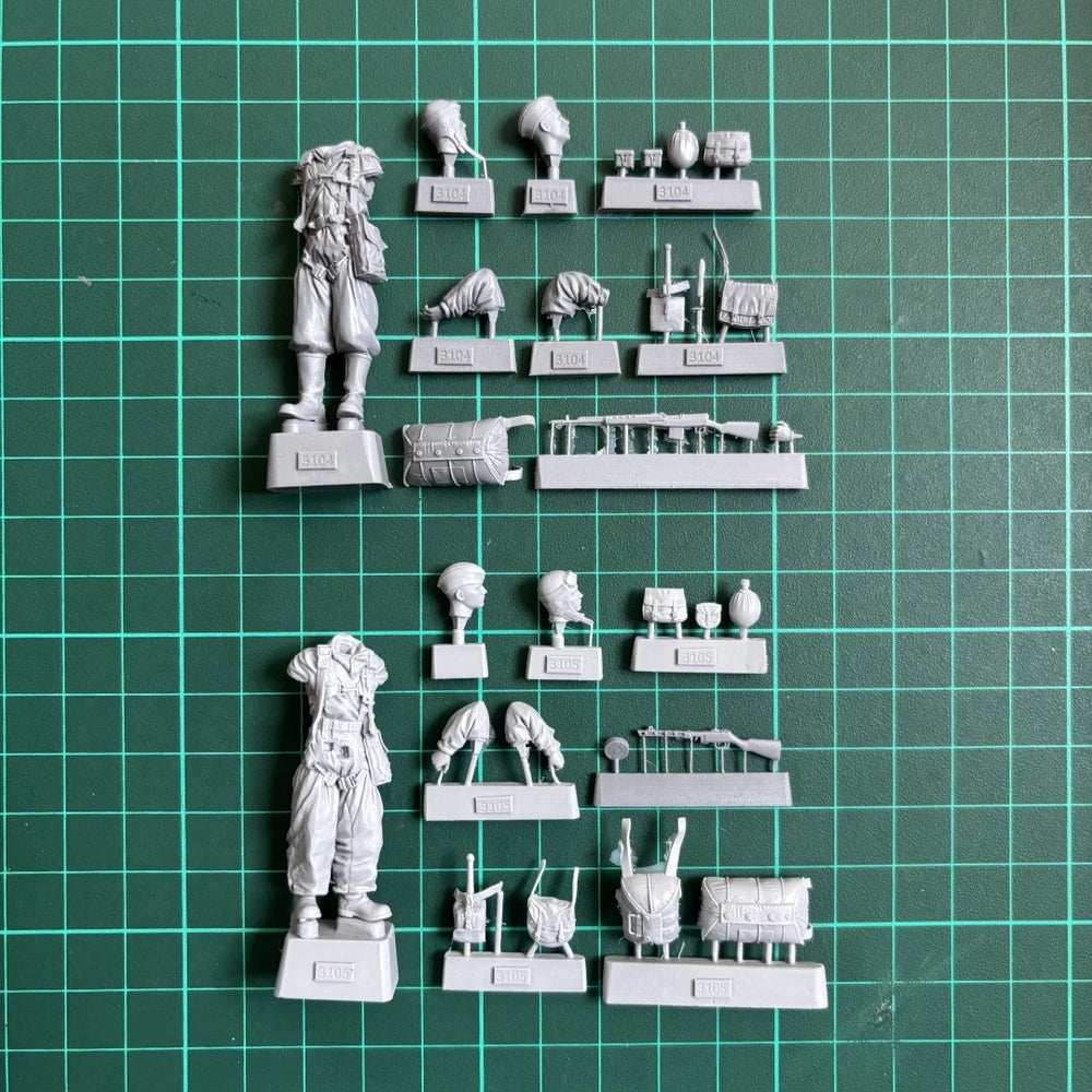 1/35 WWII Soviet Paratroopers, 2 Figures, Resin Model Figure Kit, Unassembled and Unpainted
