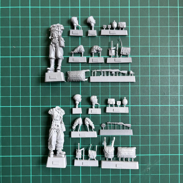 1/35 WWII Soviet Paratroopers, 2 Figures, Resin Model Figure Kit, Unassembled and Unpainted