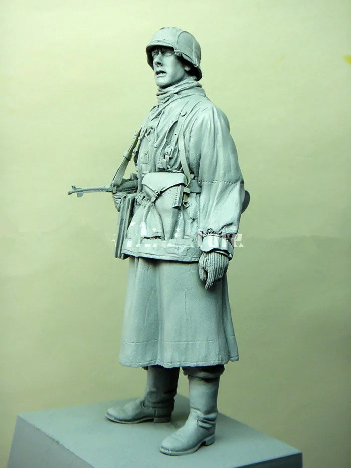 1/16 WWII German Infantryman with Rifle and Pack, Resin Model Figure Kit, Unassembled and Unpainted