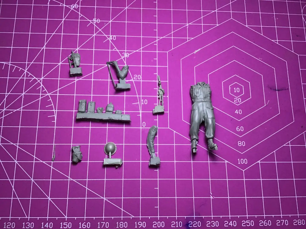 1/35 WWII German Panzer Loader with Shell, Resin Model Figure Kit, Unassembled and Unpainted