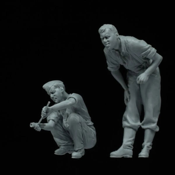 1/35 WWII German Tank Maintenance Crew, 2 Figures, Resin Model Figure Kit, Unassembled and Unpainted