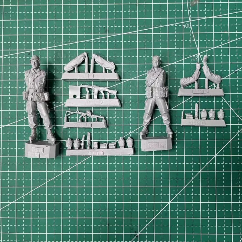1/35 Vietnam War Australian SAS Soldiers Planning Air Operation, 2 Figures, Resin Model Figure Kit, Unassembled and Unpainted