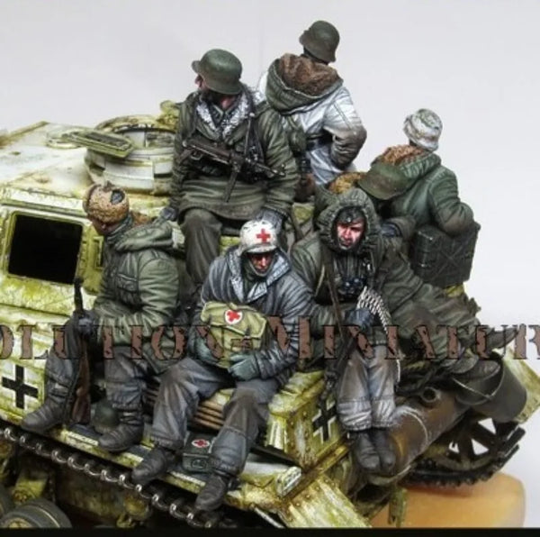 1/35 WWII German Panzer Crew in Combat Action, 8 Figures, Resin Model Figure Kit, Unassembled and Unpainted