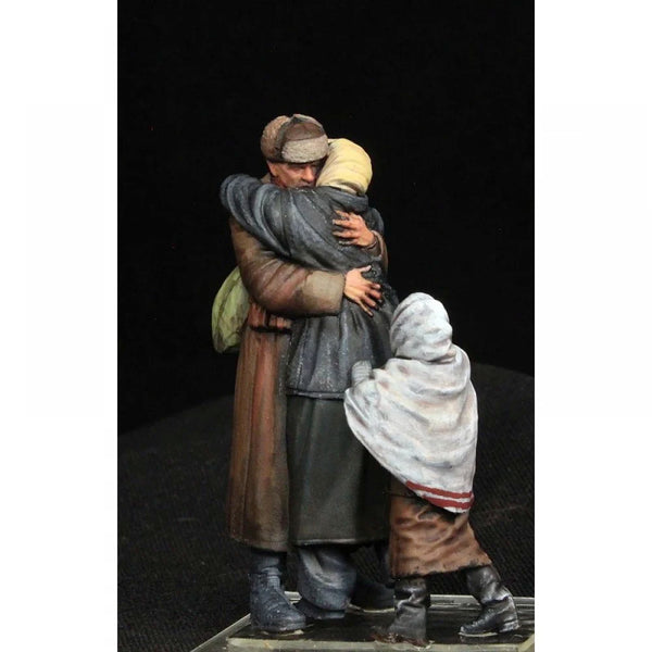 1/35 Cold War Soviet Reunion, 3 Figures, Resin Model Figure Kit, Unassembled and Unpainted