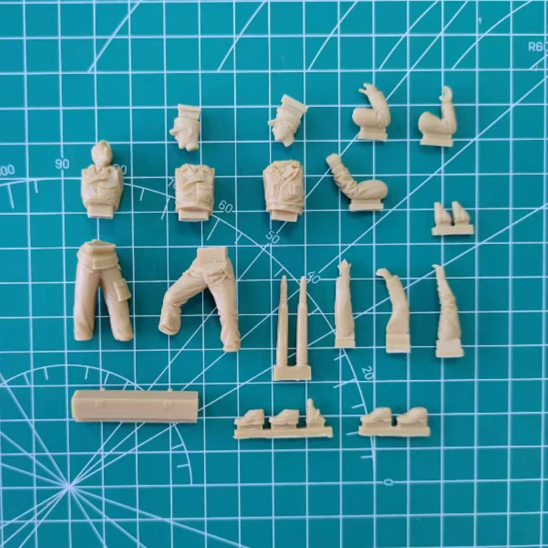 1/35 WWII Tank Crewman Ammo Stowing, 3 Figures, Resin Model Figure Kit, Unassembled and Unpainted