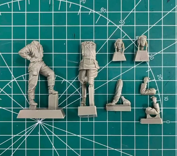 1/35 WWII German and Soviet Tank Crews, 2 Figures, Resin Model Figure Kit, Unassembled and Unpainted