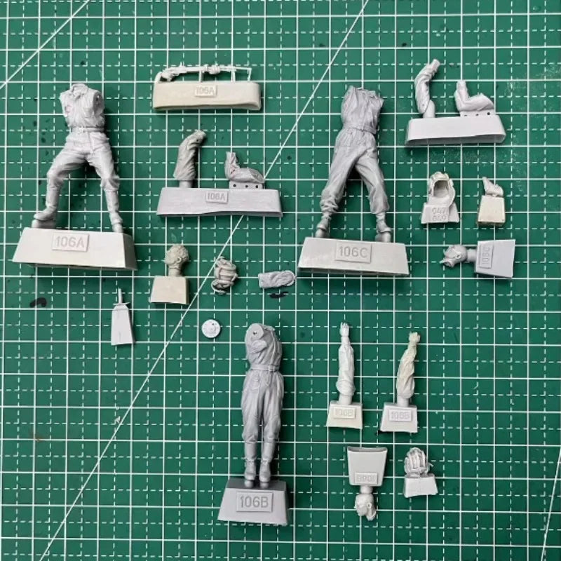 1/35 WWII German Panzer Crew Boarding Tank, 3 Figures, Resin Model Figure Kit, Unassembled and Unpainted