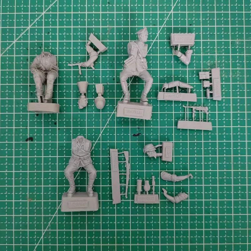 1/35 WWII German Mounted Officer and Infantry, 3 Figures, Resin Model Figure Kit, Unassembled and Unpainted