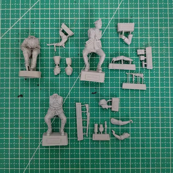 1/35 WWII German Mounted Officer and Infantry, 3 Figures, Resin Model Figure Kit, Unassembled and Unpainted