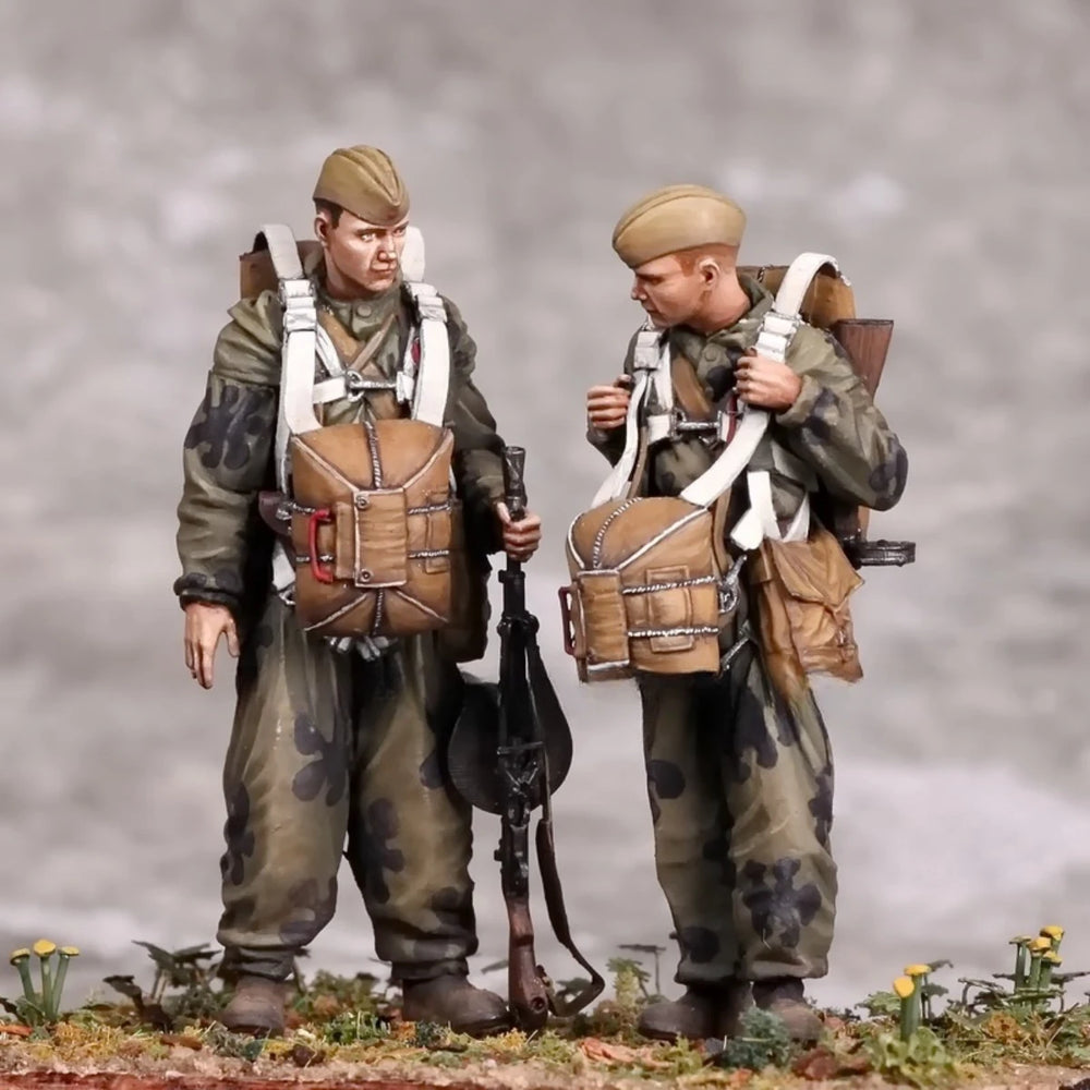 1/35 WWII Soviet Infantry in Combat Positions, 2 Figures, Resin Model Figure Kit, Unassembled and Unpainted