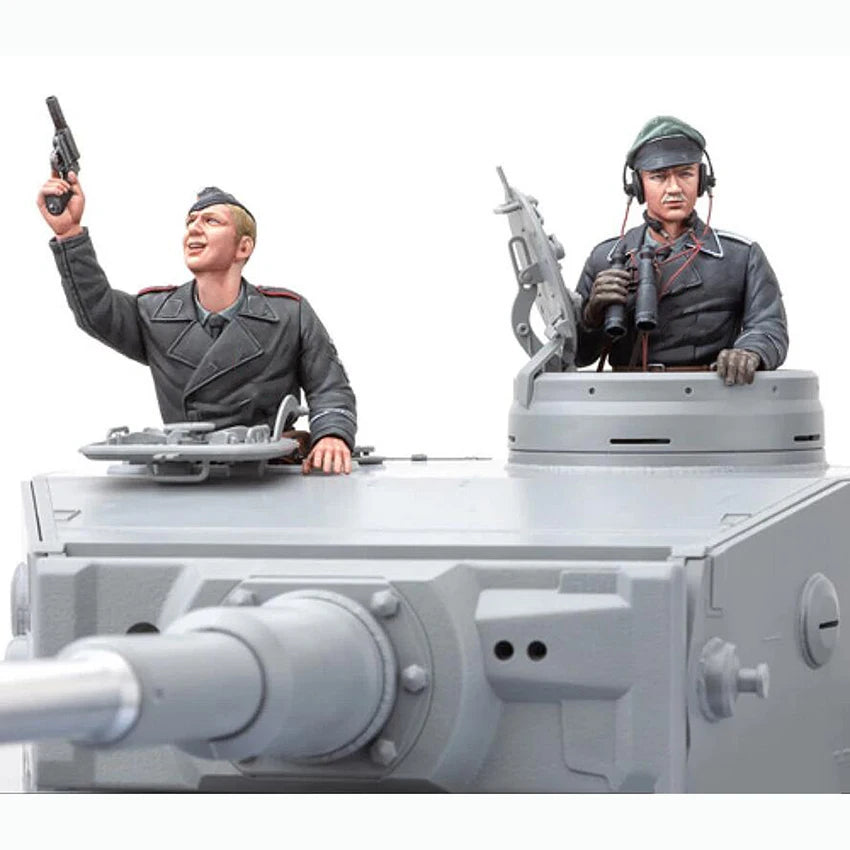 1/16 WWII German Panzer Commander Signaling with Gunner, 2 Figures, Resin Model Figure Kit, Unassembled and Unpainted