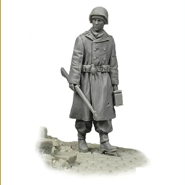 1/35 WWII US Infantry Soldier in Greatcoat with Rifle, Resin Model Figure Kit, Unassembled and Unpainted