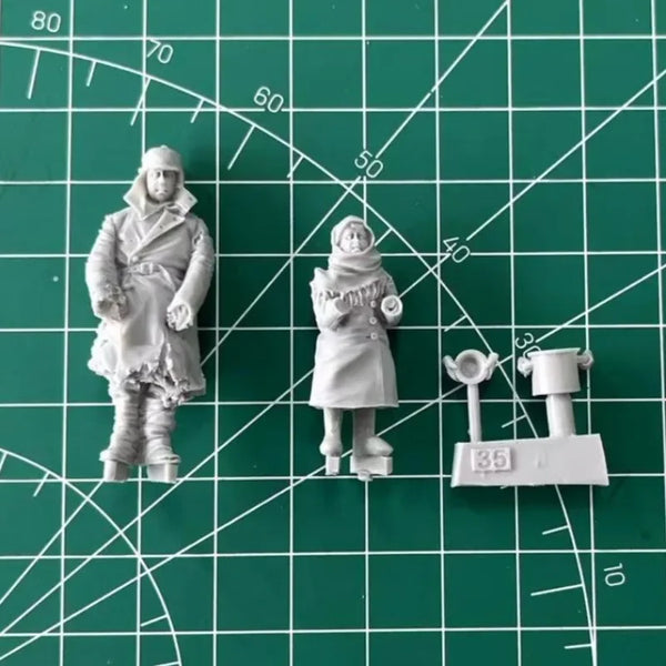 1/35 WWII European Refugee Mother & Child, 2 Figures, Resin Model Diorama Kit, Unassembled and Unpainted
