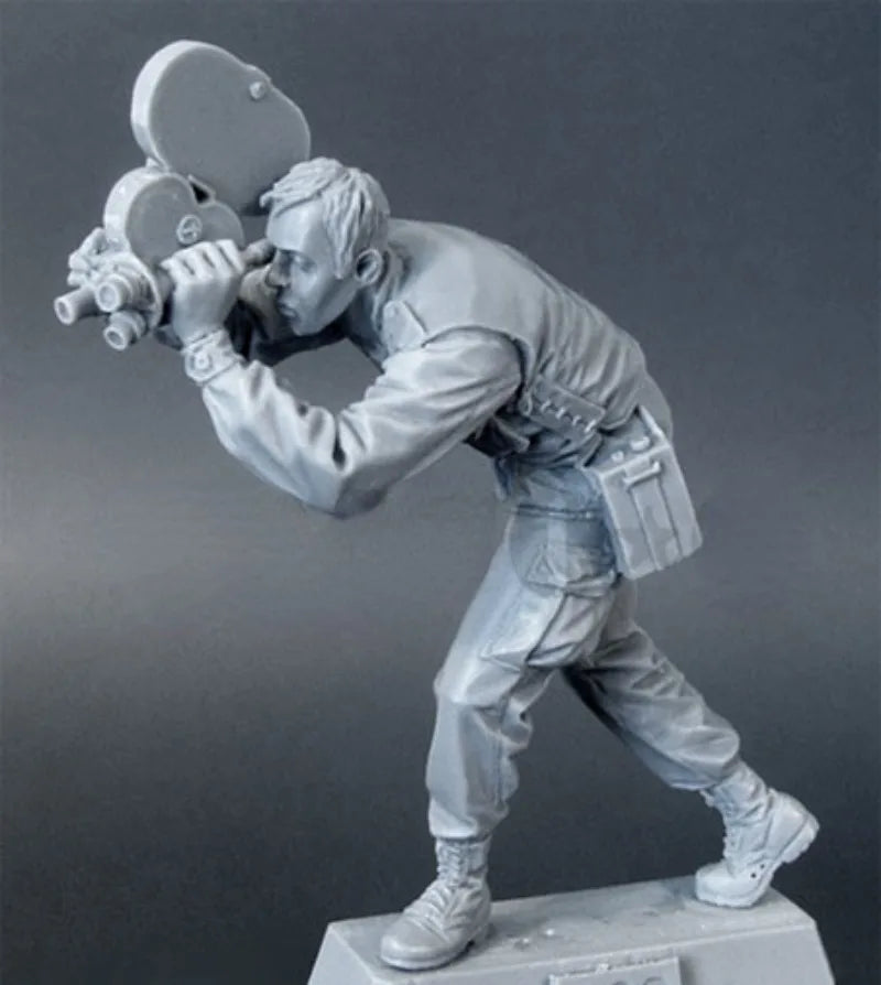 1/35 Vietnam War U.S. Military Cameraman, Resin Model Figure Kit, Unassembled and Unpainted