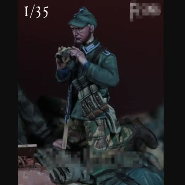 1/35 WWI Soldier with Rifle and Field, Resin Model Figure Kit, Unassembled and Unpainted