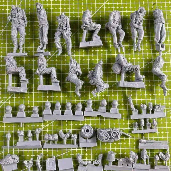 1/35 WWII German Panzer Crew with Command, 13 Figures, Resin Model Figure Kit, Unassembled and Unpainted