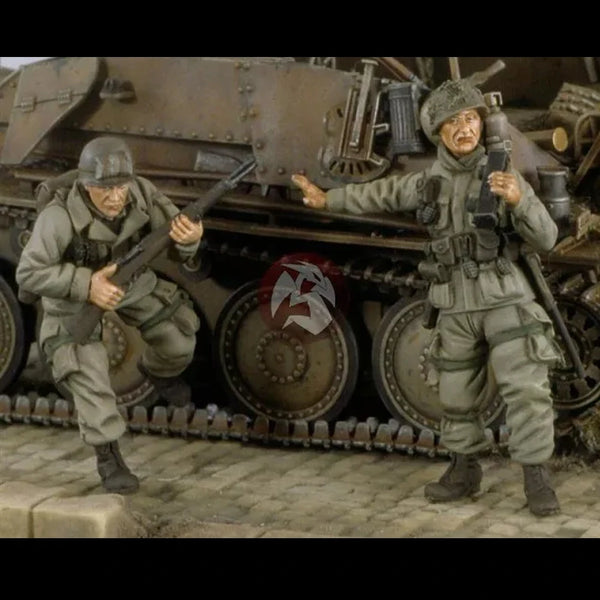 1/35 WWII US Paratroopers Attacking Tank, 2 Figures, Resin Model Figure Kit, Unassembled and Unpainted