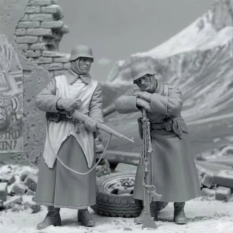 1/35 WWII German Soldiers Evacuating Refugees, 2 Figures, Resin Model Figure Kit, Unassembled and Unpainted