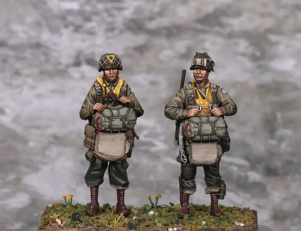 1/35 WWI German Officers with Yellow Armbands, 2 Figures, Resin Model Figure Kit, Unassembled and Unpainted