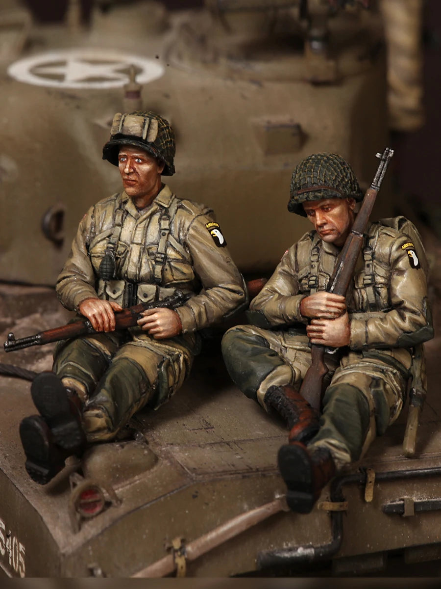 1/35 WWII Soldiers Sitting, 2 Figures, Resin Model Figure Kit, Unassembled and Unpainted