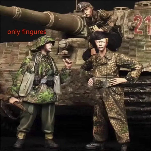 1/35 WWII German 88mm Gun Crew in Splinter Camo, 3 Figures, Resin Model Figure Kit, Unassembled and Unpainted