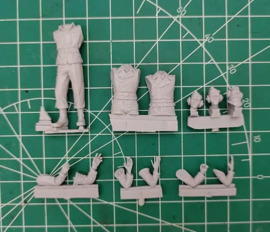 1/35 WWII German Panzer Crew Operating, 3 Figures, Resin Model Figure Kit, Unassembled and Unpainted