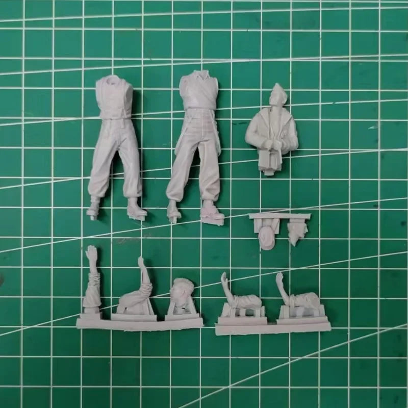 1/35 WWII German Panzer Five-Man Crew, 3 Figures, Resin Model Figure Kit, Unassembled and Unpainted