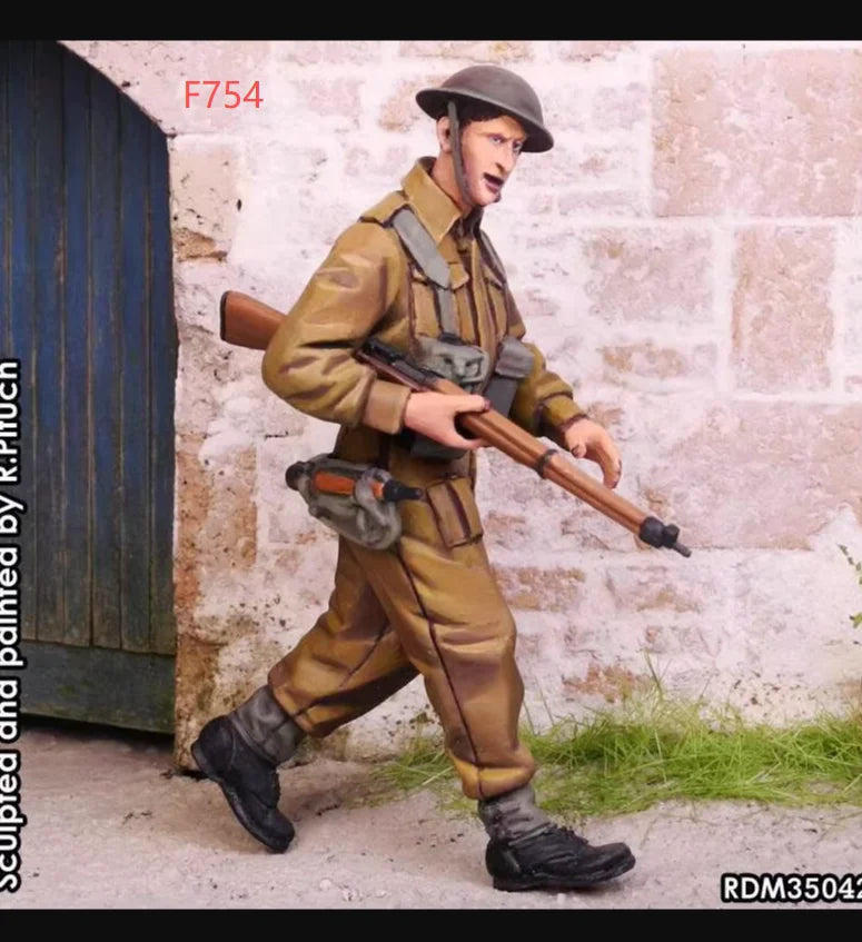 1/35 WWII British 8th Army Infantryman Leaning, Resin Model Figure Kit, Unassembled and Unpainted