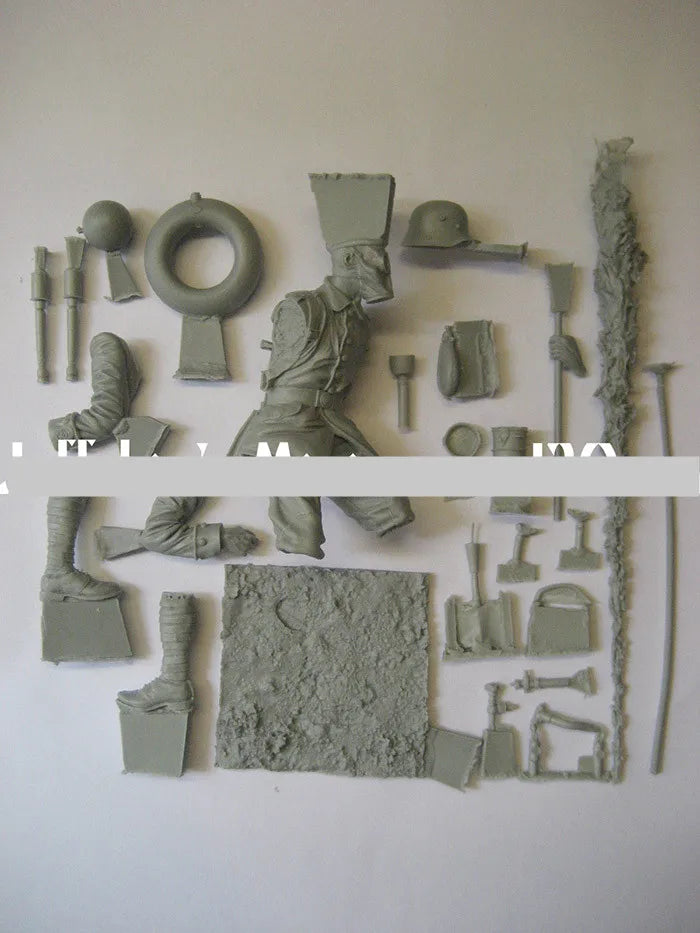 1/16 WWII German Soldier in Combat, Resin Model Figure Kit, Unassembled and Unpainted