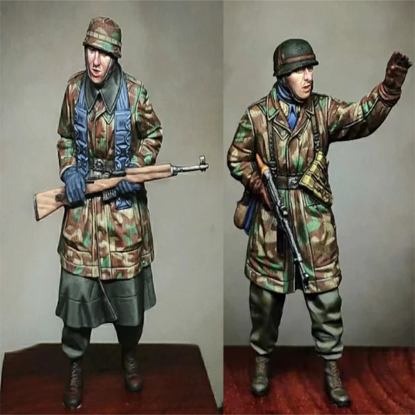 1/35 WWII German Signaling Officer with Rifleman, 2 Figures, Resin Model Figure Kit, Unassembled and Unpainted