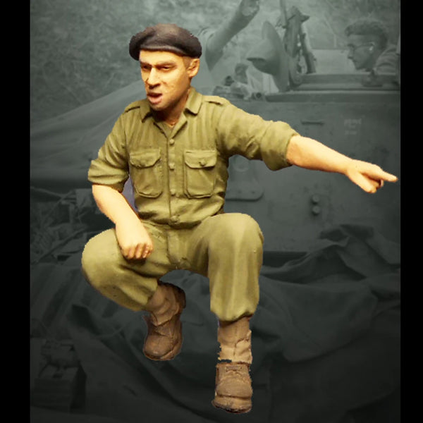 1/35 WWII Australian Tanker Directing, Resin Model Figure Kit, Unassembled and Unpainted