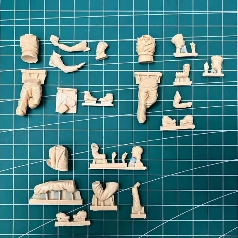 1/35 WWII German Panzer Crew Operating Turret, 3 Figures, Resin Model Figure Kit, Unassembled and Unpainted