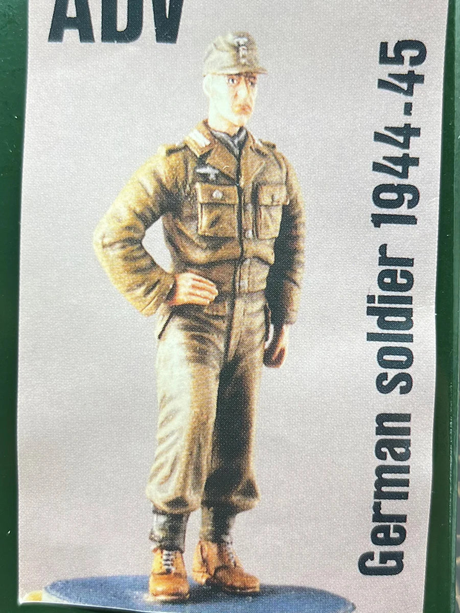 1/35 WWII German Officer in Field Uniform Hands on Hips, Resin Model Figure Kit, Unassembled and Unpainted
