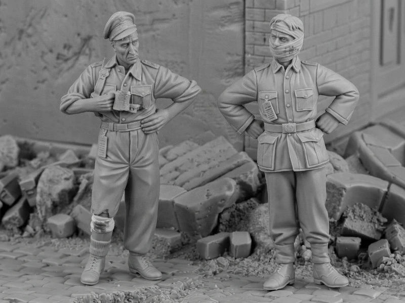 1/35 WWI Officers Standing with Hands on Hips, 2 Figures, Resin Model Figure Kit, Unassembled and Unpainted