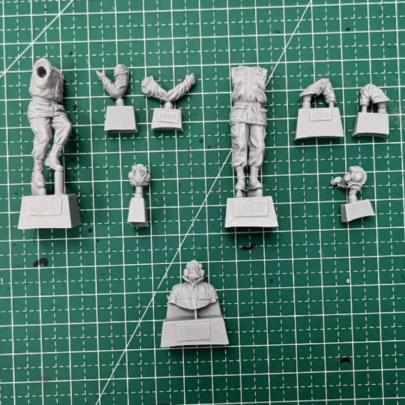 1/35 Modern Russian Tank Crew with Mounted Gunner, 3 Figures, Resin Model Figure Kit, Unassembled and Unpainted