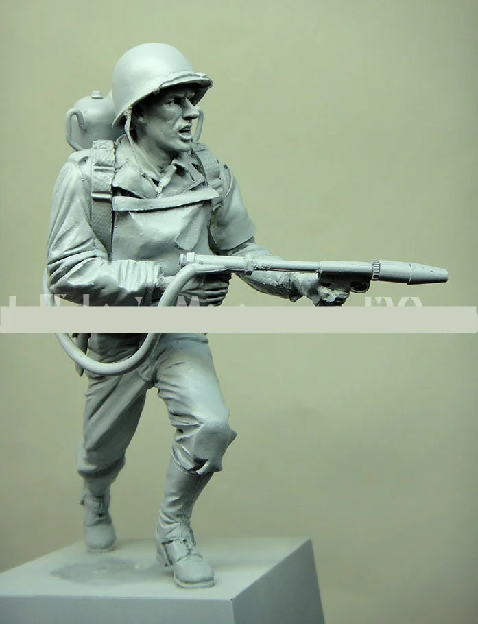 1/16 WWII American Infantryman Advancing with Full Pack, Resin Model Figure Kit, Unassembled and Unpainted