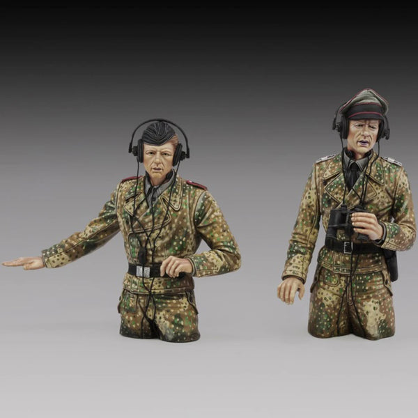 1/16 WWII German Radio Operators Kneeling, 2 Figures, Resin Model Figure Kit, Unassembled and Unpainted