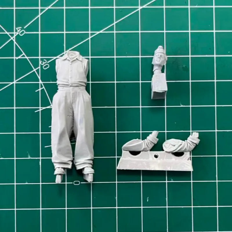 1/35 WWII German Soldier Standing at Ease, Resin Model Figure Kit, Unassembled and Unpainted