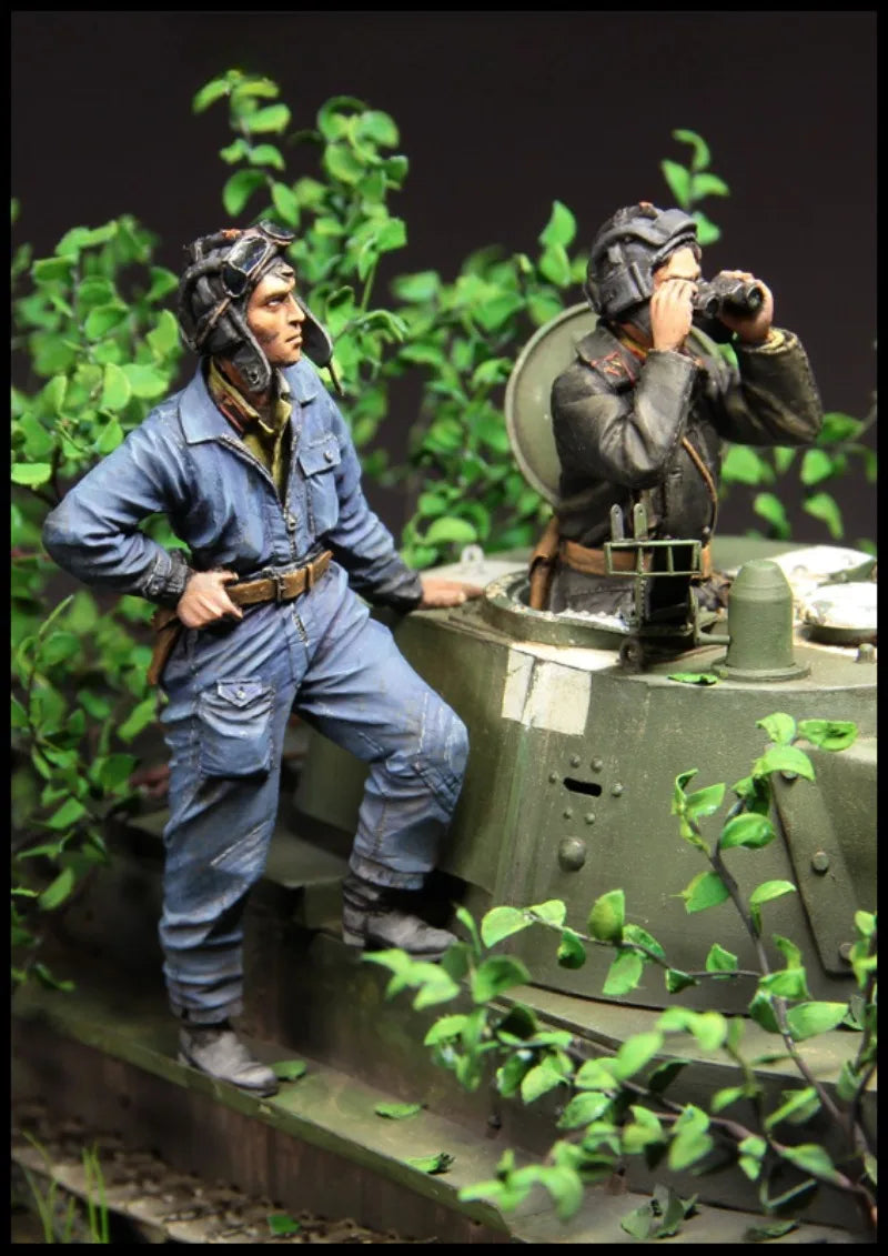 1/35 WWII German and Soviet Tank Crews, 2 Figures, Resin Model Figure Kit, Unassembled and Unpainted