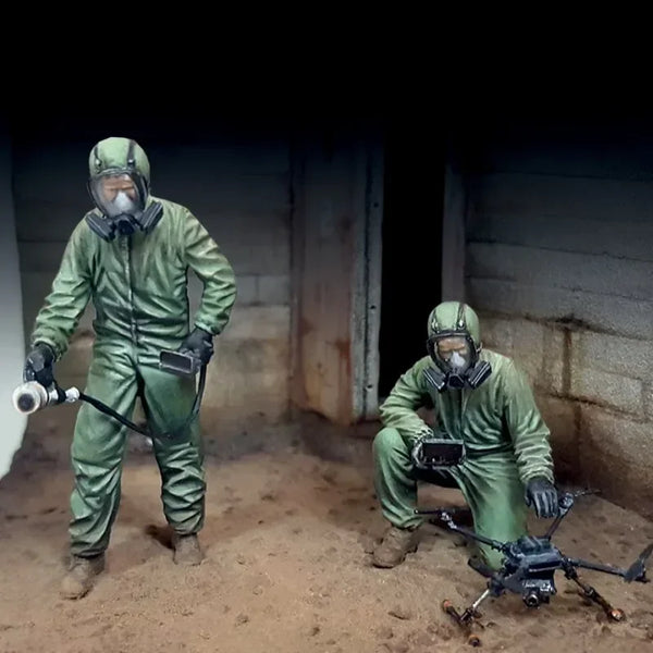 1/35 Modern Chemical Defense Soldiers, 2 Figures, Resin Model Figure Kit, Unassembled and Unpainted