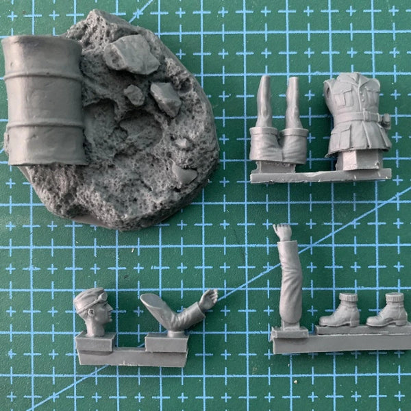 1/35 WWII German Officer Surrendering Arms Raised, Resin Model Figure Kit, Unassembled and Unpainted