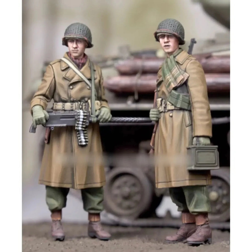 1/35 WWII German Infantry Standing Alert with MP40, 2 Figures, Resin Model Figure Kit, Unassembled and Unpainted