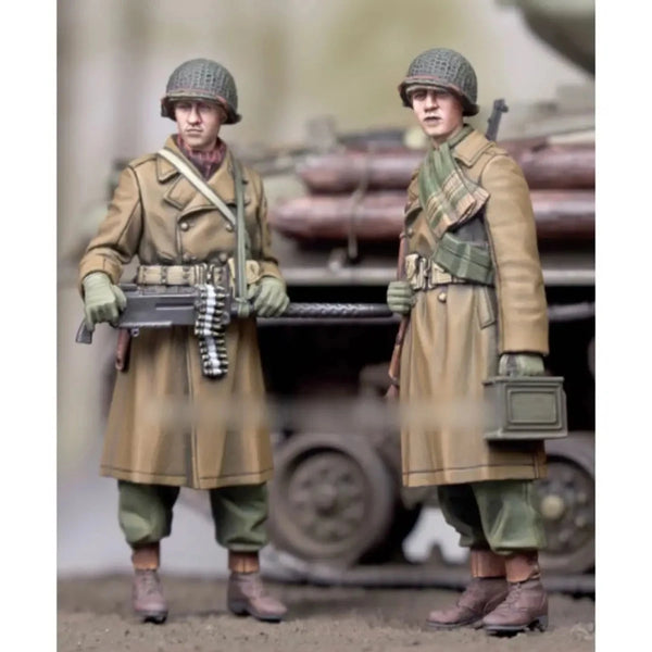 1/35 WWII German Infantry Standing Alert with MP40, 2 Figures, Resin Model Figure Kit, Unassembled and Unpainted