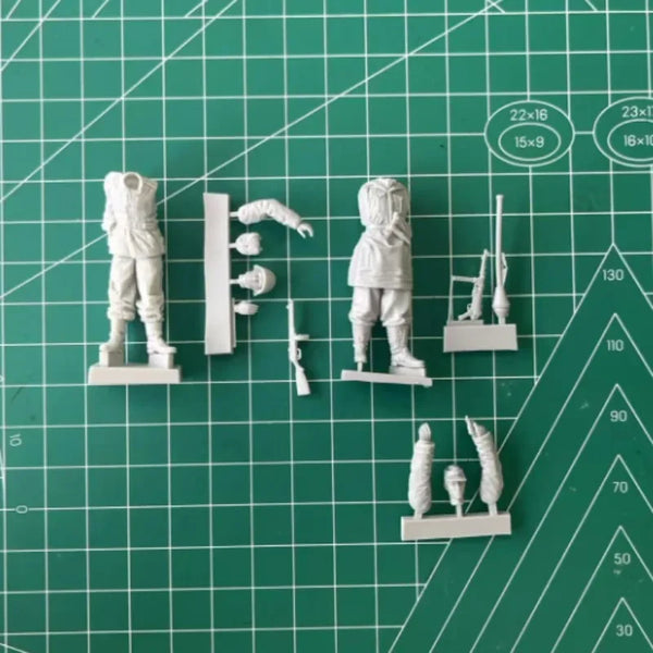 1/35 WWII Soldiers in Ruined Position, 2 Figures, Resin Model Diorama Kit, Unassembled and Unpainted