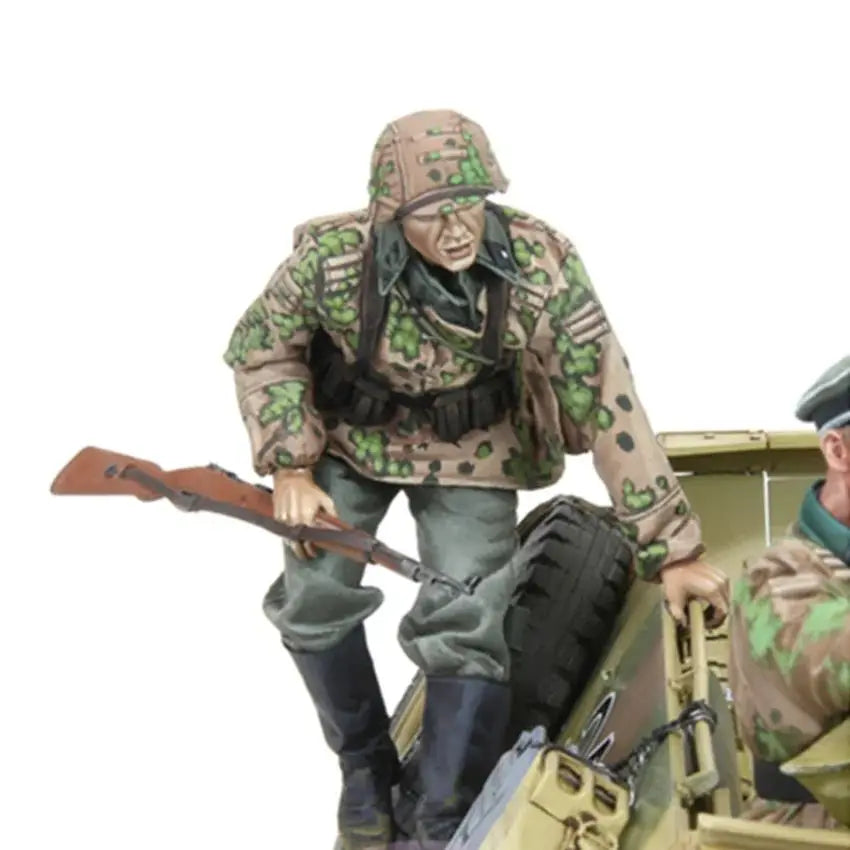 1/16 WWII German Infantryman Attacking with Rifle, Resin Model Figure Kit, Unassembled and Unpainted