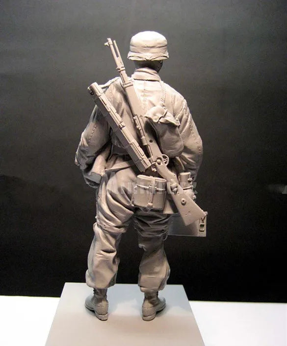 1/16 WWII German Infantry Soldier Standing Ready, Resin Model Figure Kit, Unassembled and Unpainted