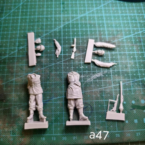 1/35 WWII German Infantry Standing with Rifles, 2 Figures, Resin Model Figure Kit, Unassembled and Unpainted